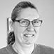 Svart-vitt porträtt av Christin Sjöroos.