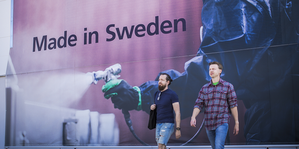 Mats Josefsson och David Johansson utanför Sundström Safetys.
