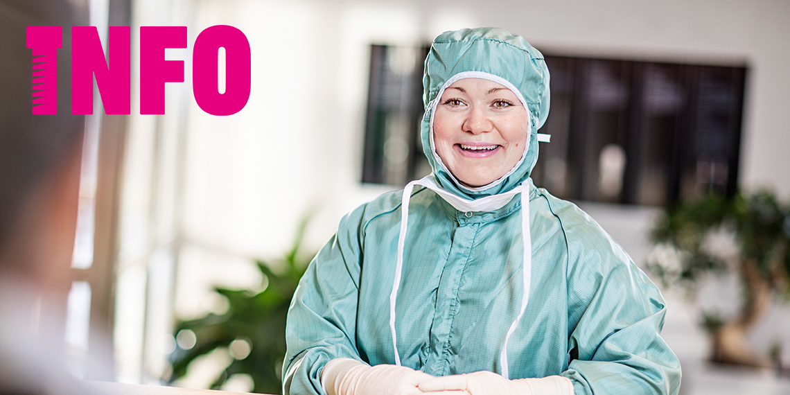 Sara Skoglund, processoperatör på Galderma, i arbetskläder och logotyp till tidningen Info i cerice uppe i bildens vänstra hörn.
