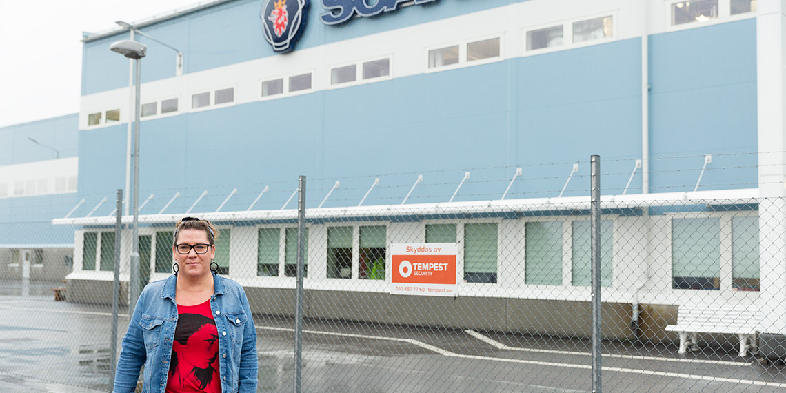 Jenny Ilke Hjelm utanför Scania, Oskarshamn, en regning dag.