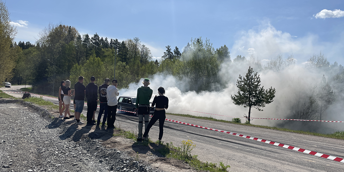 Några bilar burnar så gummit bränns och det bildas rök.