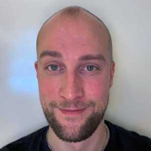Profilbild i färg av Simon Ahlnander Barsk