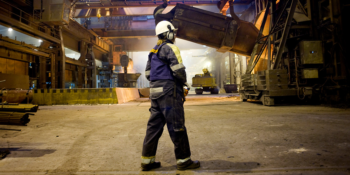 På en industriarbetsplats.