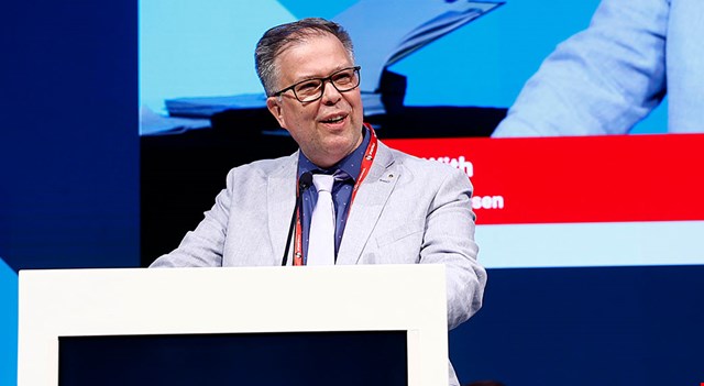 Tomas-With-kongress-2025_webb.jpg