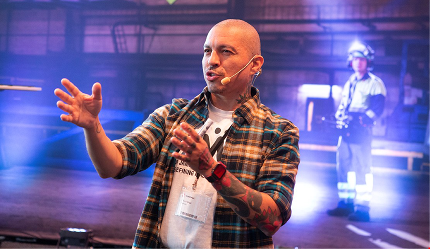 Marco Vega från organisationen MÄN på scenen