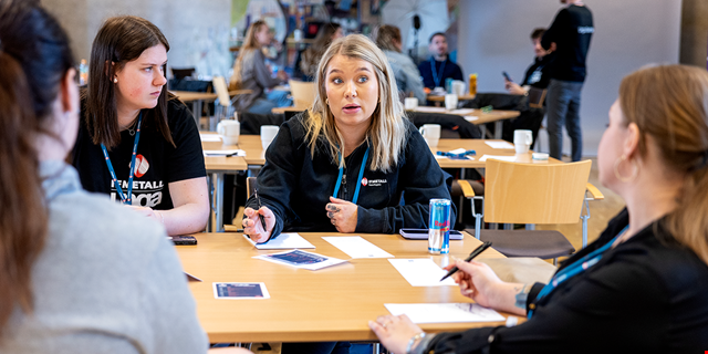 Tre kursdeltagare på en av IF Metalls kurser sitter och diskuterar.