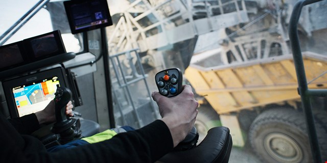 Fakta om diskriminering i arbetslivet. Bild från förarhytt i fordon vid gruva.