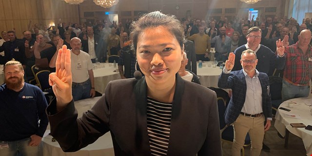 Khaing Zar besökte bland annat IF Metalls ombudsmannakonferens som visade sitt stöd med de tre fingrar som blivit en symbol för Myanmars frihetskamp