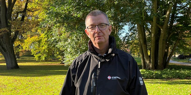Per Ågren, valledare i IF Metall Mälardalen. Per står ute i en grön park. Solen lyser. På jackan som han har på sig syns logotypen för IF Metall Mälardalen