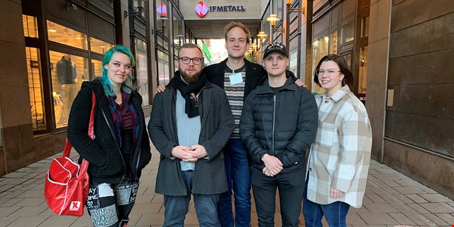 Fem personer i gatumiljö.