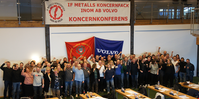 Alla deltagare i Volvo AB Koncernfack står med knuten näve