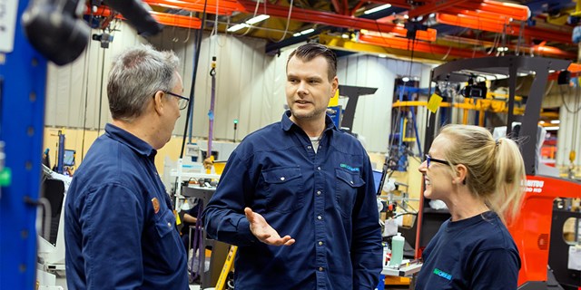Björn Ivarsson, regionalt skyddsombud, samtalar med skyddsombuden Henrik Almroth och Helena Jonasson.