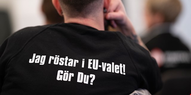 Man med ryggen mot kameran, på tröjan står: "Jag röstar i EU-valet! Gör du?"