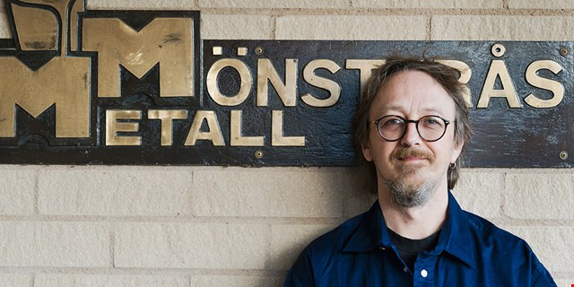 Sören Bergman framför skylten Mönsterås Metall.