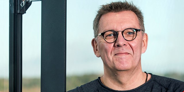 Lars Ask intill två svarta balkar.
