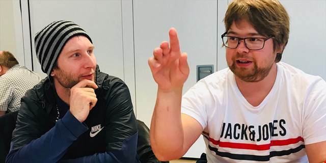 Två medlemmar under en av IF Metalls framtidskonferenser.
