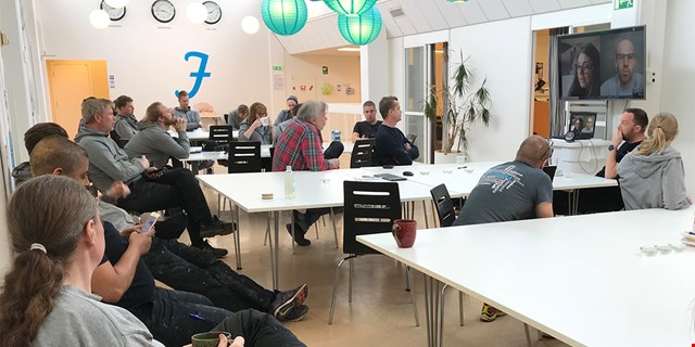 Medlemsmöte på Fillauer Europa AB framför storbildsskärm.
