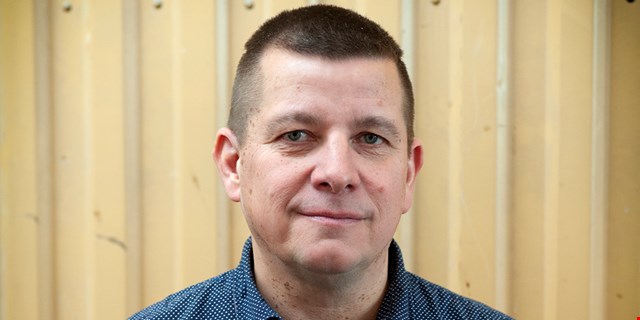 IF Metalls avtalssekreterare framför gul husfasad.