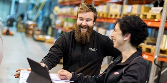 Rickard Benjaminsson och Christina Jacobsson framför en datorskärm på arbetsplatsen.