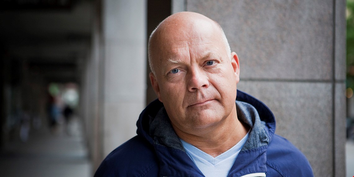 Porträtt av Michael Kinell, IF Metalls arbetslivsenhet, fotograferad utomhus.