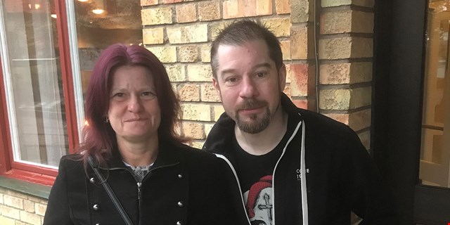 Susanne Claesson och Jesper Johansson framför ett guld tegelhus.