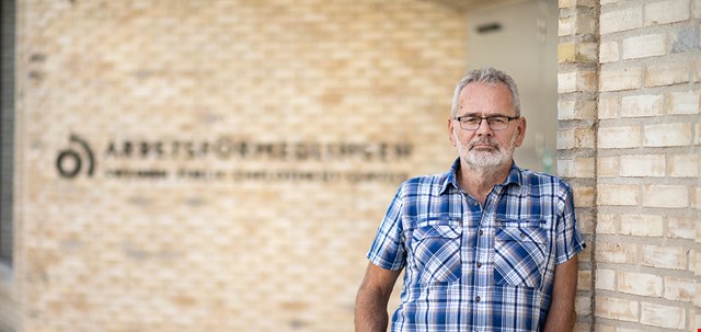 Anders Ferbe framför Arbetsförmedlingens huvudkontor.