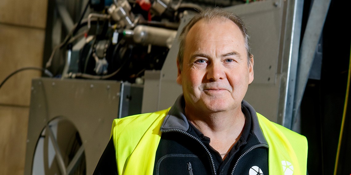 Anders Ödman, förtroendevald i IF Metall, i arbetskläder och gul väst.