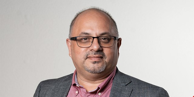 Porträtt av Ferenc Kovacs framför ljus bakgrund.