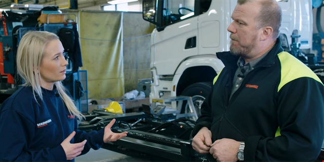 Ellen Bergström och en person samtalar i industrimiljö