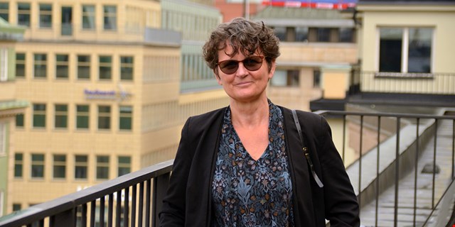 Berit Bengtsson på balkong mitt i centrala Stockholm.