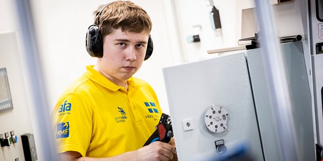 Martin Lindelöw i svensk tävlingströja i full färd under en tävling i industriel.