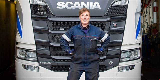 Mary-Sissel Eilertsen framför sin lastbil.