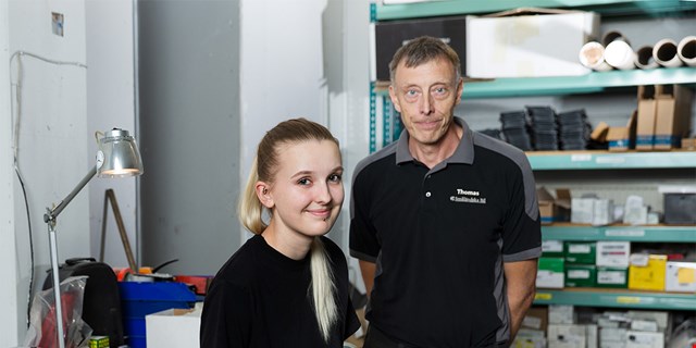 Två personer på arbetsplats.