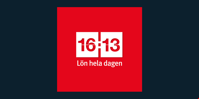På bilden står tiden 16:13 angiven och under det texten Lön hela dagen. Allt på en röd tonplatta.