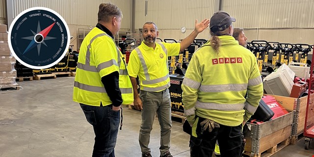 Bilden visar Milad som är ett regionalt skyddsombud. Han pratar inför tre av sina kollegor.