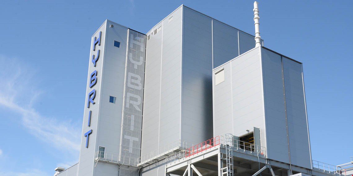 En industribyggnad. På byggnaden står det HYBRIT.