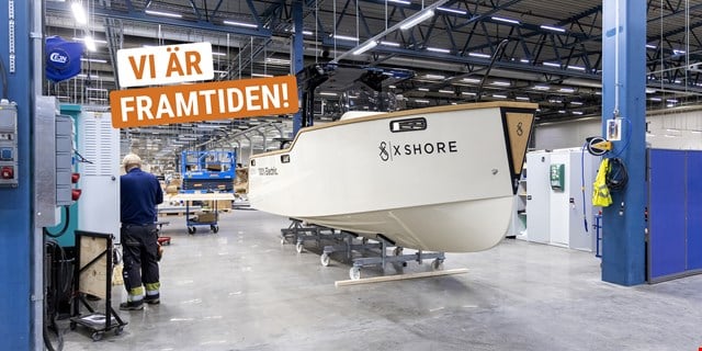 Bilden visar en båt hos X Shore. Till vänster i bild syns en text där det står "Vi är framtiden".