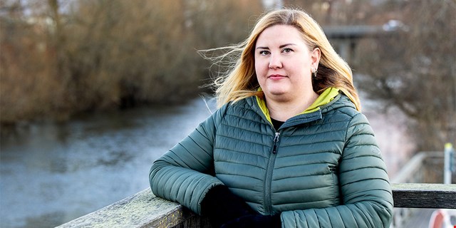 Person utomhus intill vattendrag.