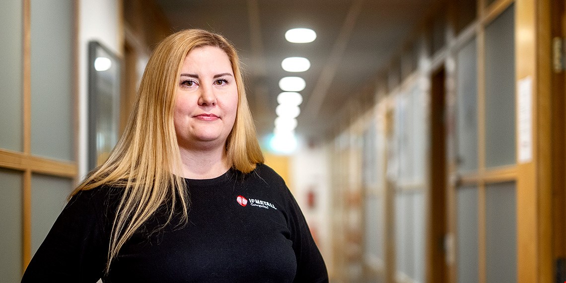 Person i korridor på kontor.