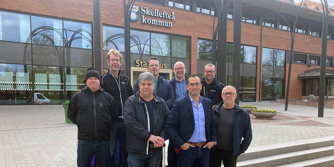 Hela studiebesöksgänget utanför stadshuset i Skellefteå. Från vänster Viktor Rasjö, LO Dalarna, Lars Halvarson, IF Metall Dalarna, Adrian Avdullahu, klubbordförande Volvo Cars, Patrik Engström, regional samordnare för IF Metall i Norra mellansverige, Robert Bengtsson, ombudsman IF Metall Borås, Jan Koster, klubbstyrelseledamot Volvo Cars, Arturo Vasquez, ombudsman arbetslivsenheten och Andreas Parkås, ombudsman arbetslivsenheten.