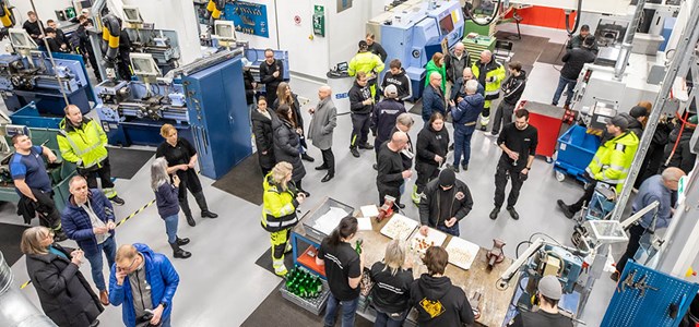 Flera personer som samtalar på industritekniska programmet på Karlfeldtgymnasiet i Avesta