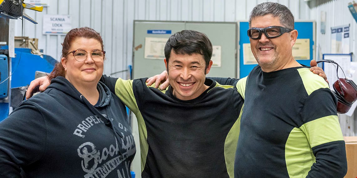 Mikael Ahmadi tillsammans med sin närmaste chef Teresa Suomela och Niko Ljevar.