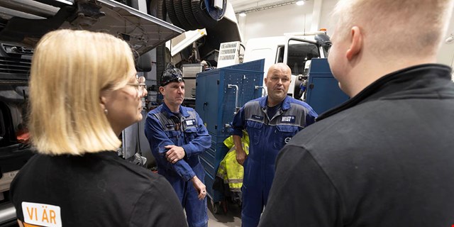 Helena Persson tillsammans med Henrik Ekman och Kent Haglund på Wist Last & Buss i Avesta samt uppsökaren Ludwig Norström.