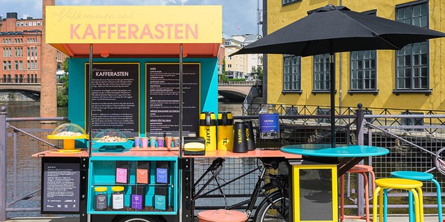 En kaffevagn står utanför Arbetets museum i Norrköping.