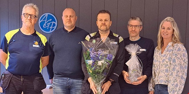 Representanter från klubben, ledningen och hr tar emot blommor.