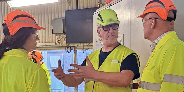 Susanna Gideonsson, LO-ordförande, Göran Lidh, huvudskyddsombud IF Metall och Michael Kinell från organisationsenheten IF Metall tar en rundtur på företaget.