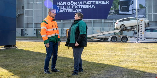 Bo Luthin och Anneli Andersson samtalar med varandra i utomhusmiljö