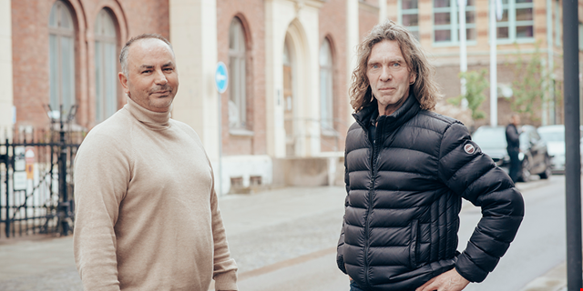 Beznik och Göran tittar in i kameran.