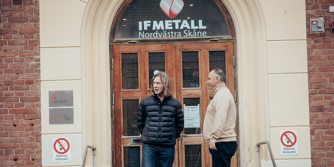 Göran och Beznik står utanför IF Metall Nordvästra Skånes kontor.