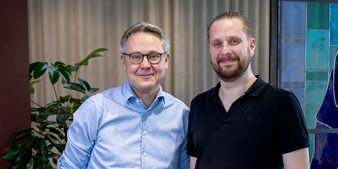 Johan Danielsson och Kristofer Bergman tittar leende in i kameran.